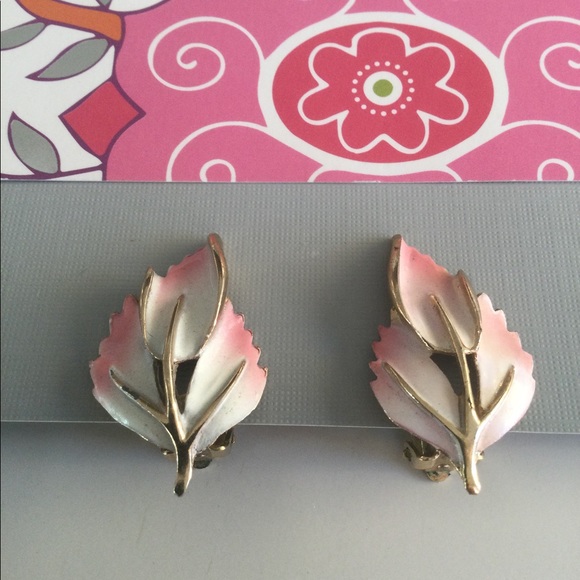 Vintage Clip-On Leaf Earrings - Picture 4 of 7